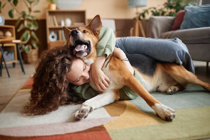 女性と犬