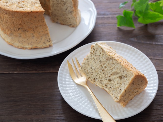 お皿に切り分けられた紅茶のシフォンケーキ