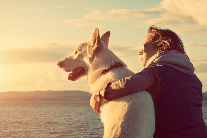 寄り添う女性と犬