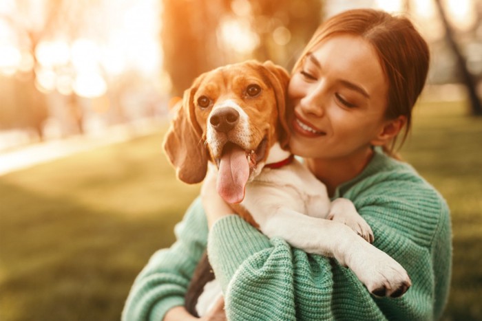 犬を抱きしめる女性