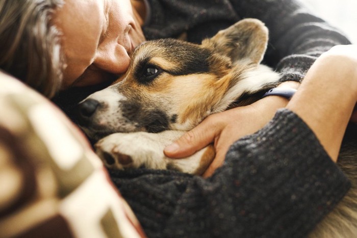 犬を抱きしめる男性