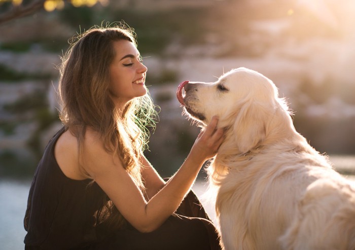 女性と犬