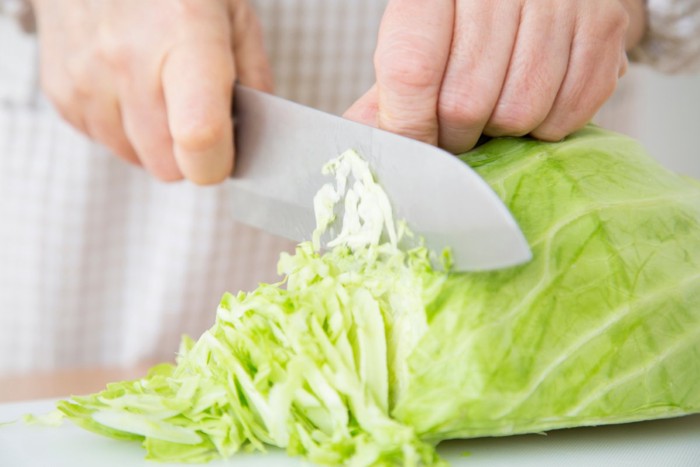 キャベツを切る