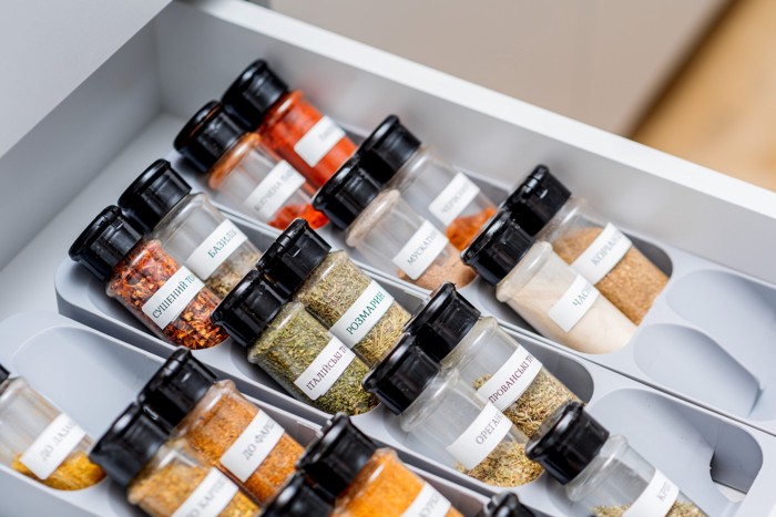 小瓶に入れて引き出しにしまわれた唐辛子などの香辛料