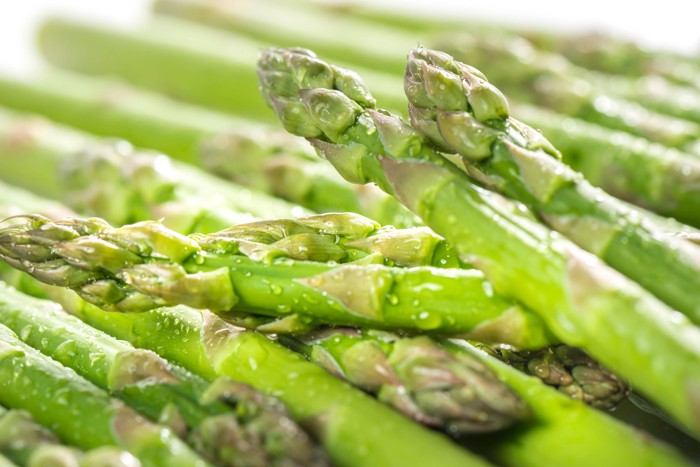 みずみずしいアスパラガスの穂先のアップ