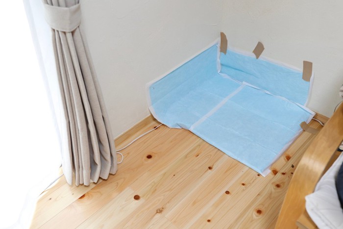 壁際の青いトイレシート