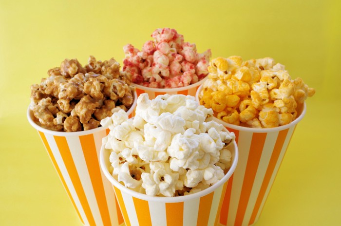 カップに入った味の異なる4種のポップコーン