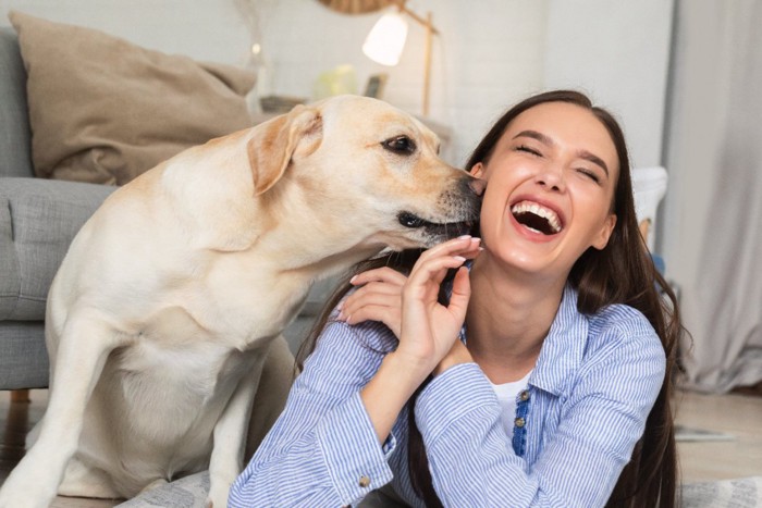 鼻キスする犬と笑顔の女性