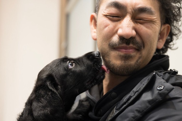 男性にじゃれつく犬