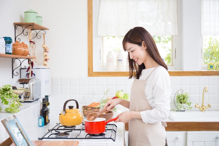 キッチンで料理をする女性