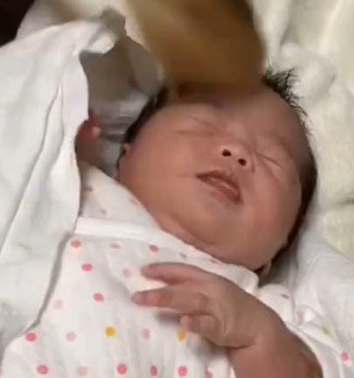 目をつむる赤ちゃん