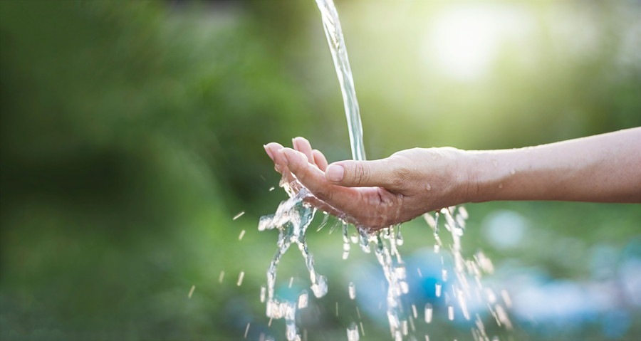 水を手で受ける