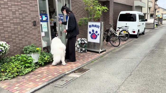 渋々病院の中へ…