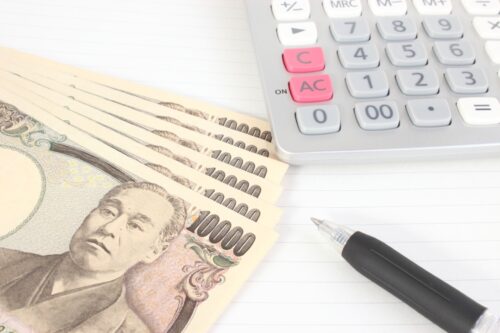 電卓とお金とペン