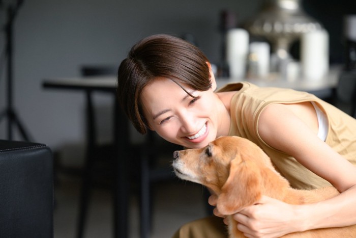 女性の隣に行く犬