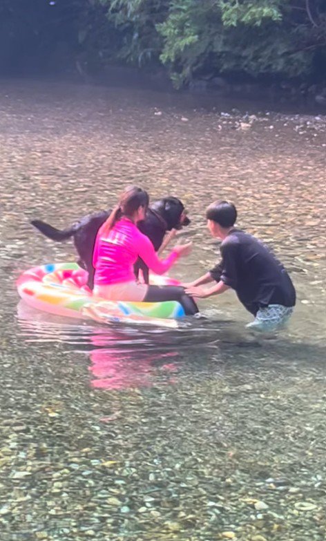 お兄ちゃんが浮き輪を回してくれています