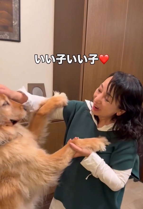 ハルちゃんをなでるママ