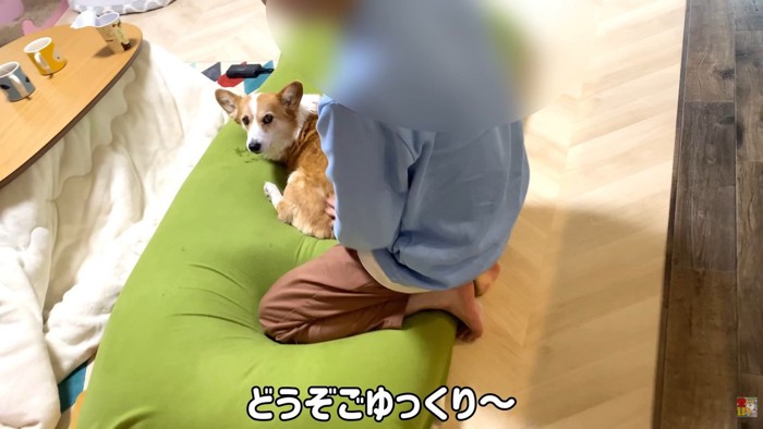 お母さんは退散…