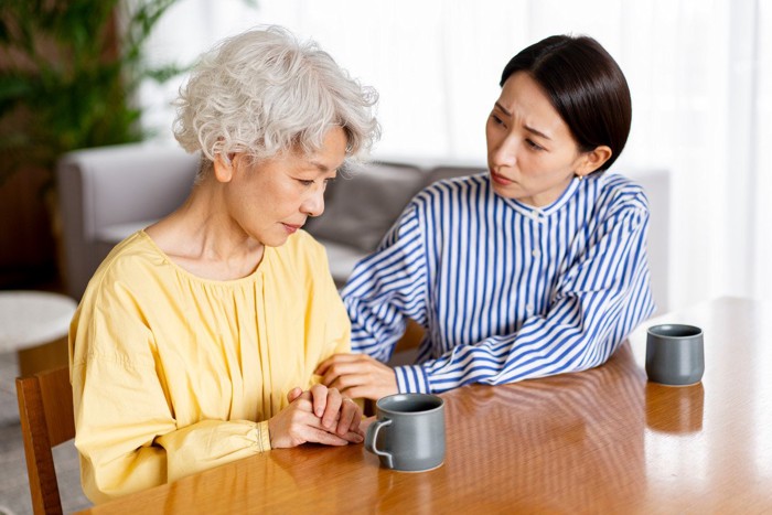 年配者を慰める女性