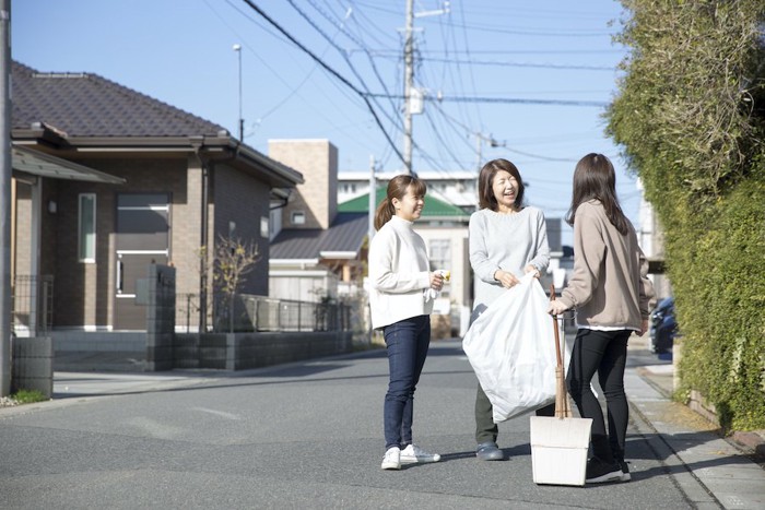 立ち話をする近所の女性たち