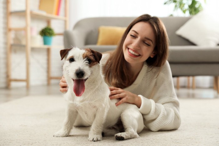 部屋で愛犬と過ごす女性