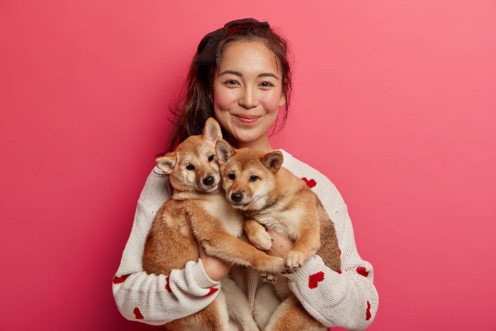 子犬を抱っこする女性