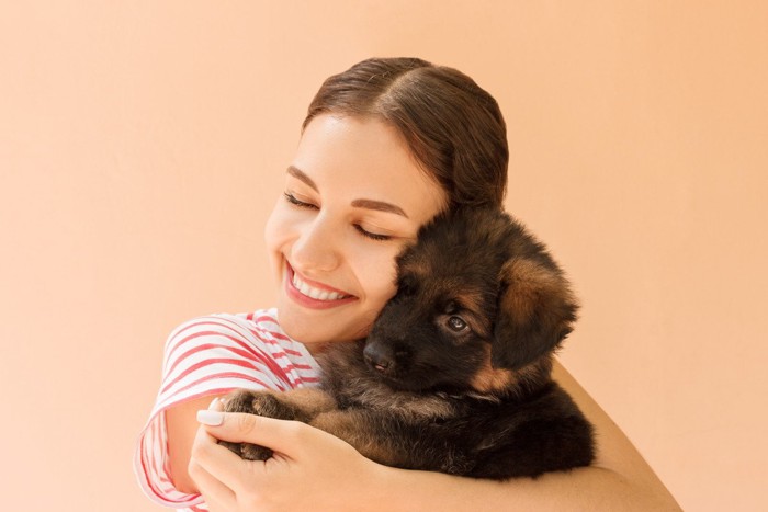 犬をぎゅっと抱きしめる女性