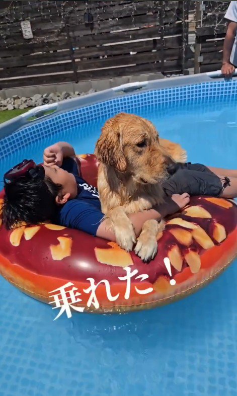 お兄ちゃんとプールで遊ぶサンタくん