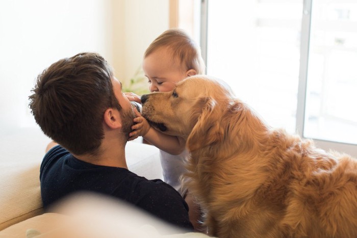 親子の間に割り込もうとする犬