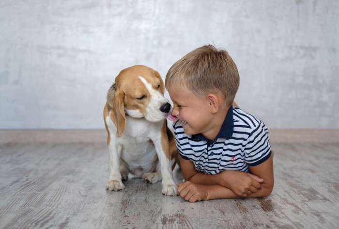 子供の横にきて一緒の姿勢をしている犬