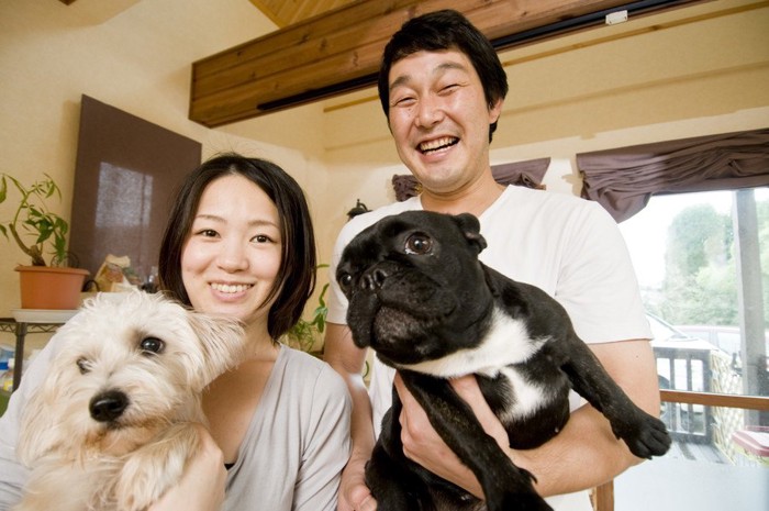 2匹の犬と男女