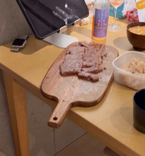 肉が乗ったカッティングボード