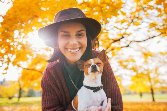 犬と人、紅葉をバックに