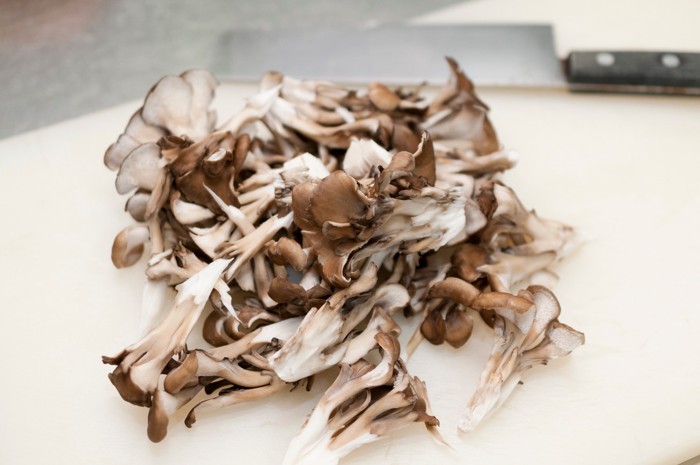 まな板の上で下ごしらえをしている最中の舞茸