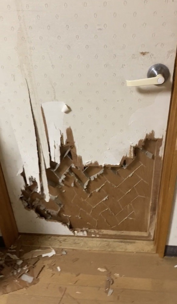 大きく壊れたドア