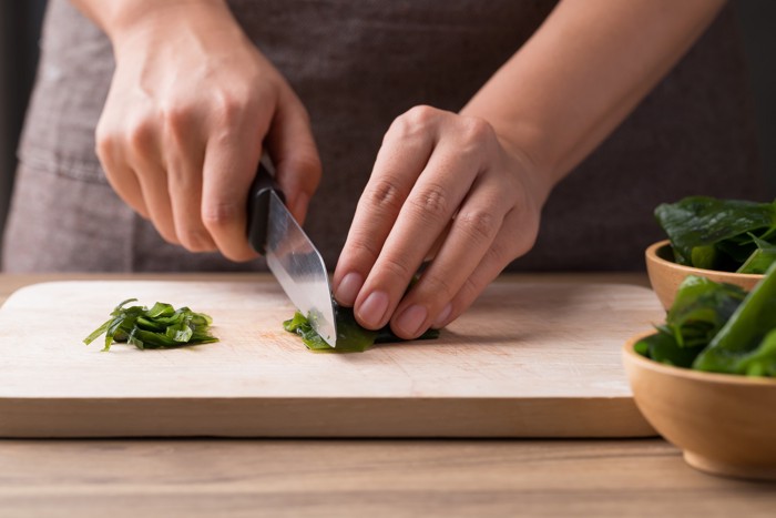 わかめを包丁で刻んでいる様子