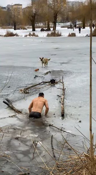 氷を割る男性