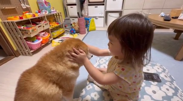 すずちゃんの耳を押さえる娘さん