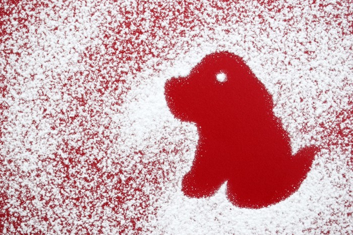 粉砂糖でかたどられた犬のシルエット