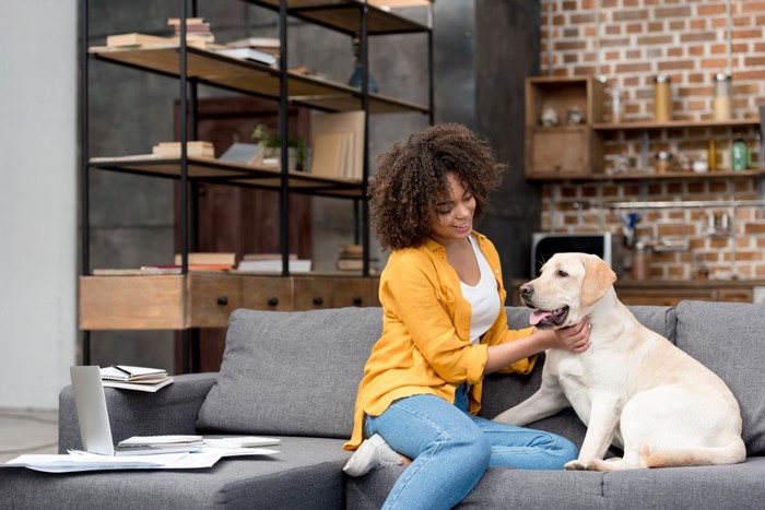 女性と犬