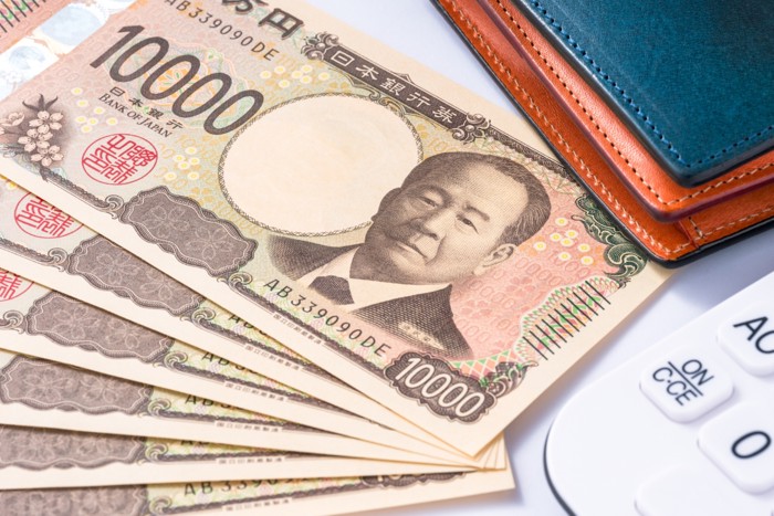 日本円の札と電卓と財布