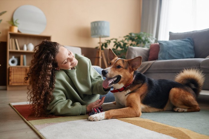 くつろぐ犬と女性