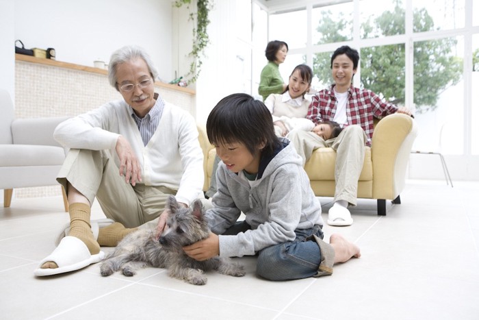 三世代の家族と犬