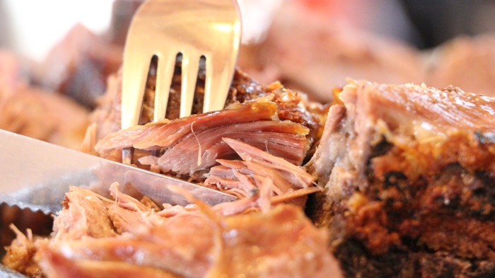 加熱したラム肉を切り分けている様子