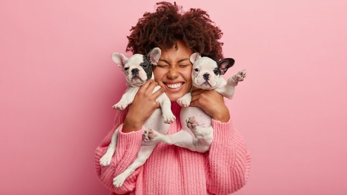 愛犬を抱き上げる女性