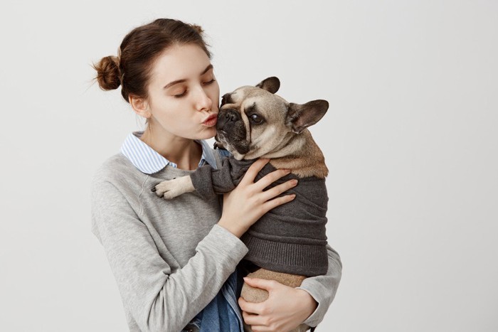 フレンチブルドッグにキスする女性