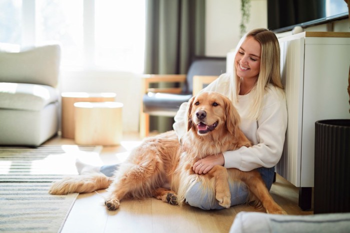 女性に寄りかかる犬