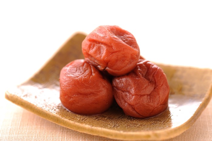 小皿に盛られた梅干し