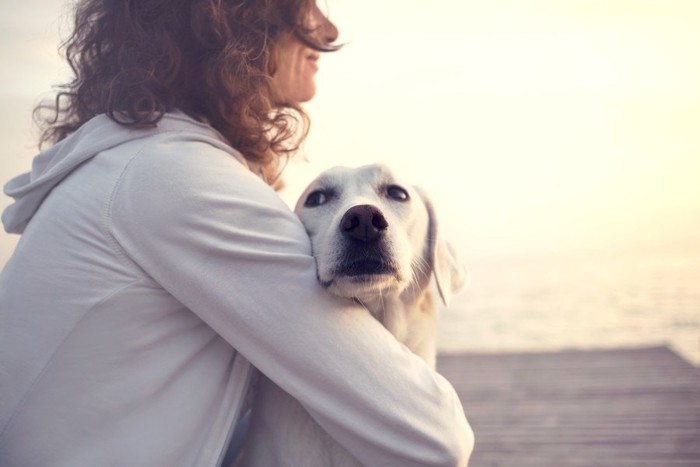 犬を抱きしめる女性