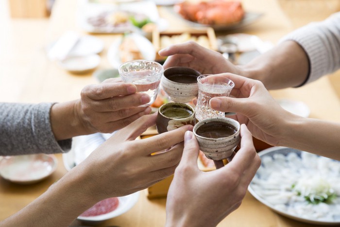 お酒で乾杯している手